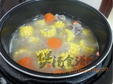 粉葛玉米龙骨汤的做法