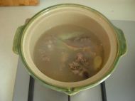 墨鱼排骨汤的做法