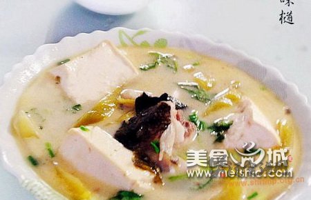酸菜鱼头炖豆腐的做法