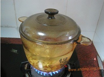 莲子百合煲淮山鸡汤的做法