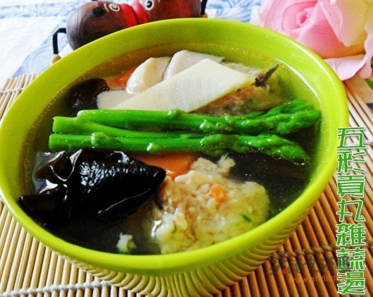 五彩贡丸杂蔬汤的做法