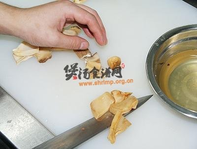 红枣花生山药煲莲藕的做法