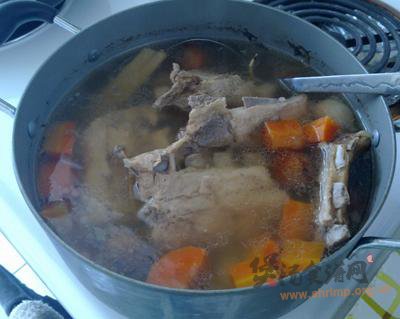 竹蔗红萝卜猪骨汤的做法