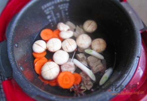 萝卜口蘑排骨汤』的做法