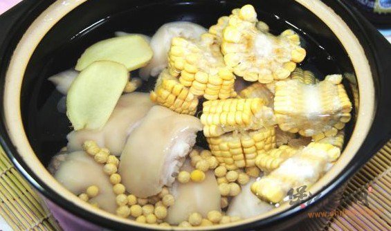 玉米黄豆煲猪脚的做法