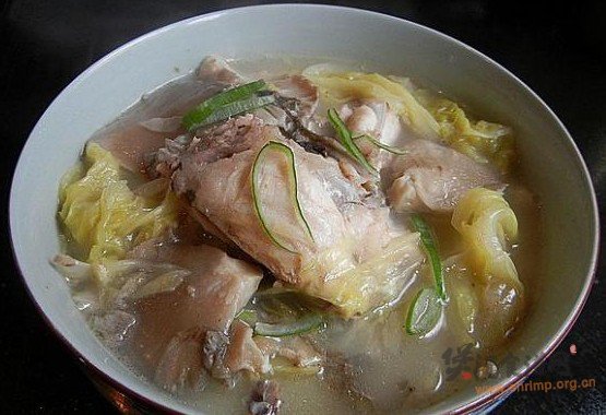平菇白菜鱼头汤的做法