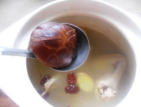花菇鸡翅鲜汤的做法