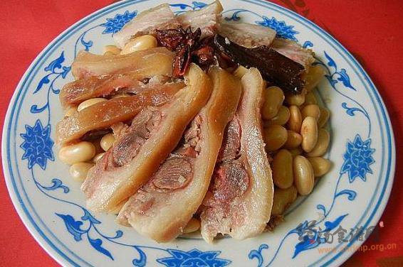 咸猪头肉炖黄豆的做法