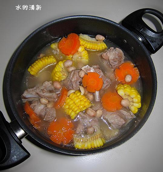 胡萝卜花生炖排骨浓汤的做法