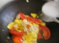 西红柿火腿炒鸡蛋的做法