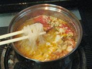 番茄鸡蛋煮米线的做法
