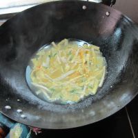 蛋丝豆腐汤的做法