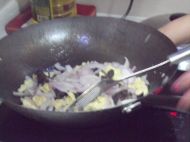 洋葱木耳炒鸡蛋的做法