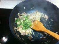金针菇炒肉的做法