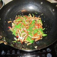 香炒卤味---卤豆腐炒卤耳朵的做法