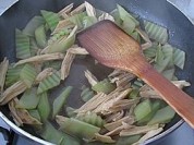 莴苣炒腐竹的做法