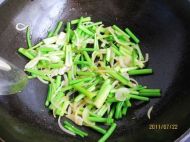 洋葱炒芹菜的做法