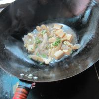 磨菇煮豆腐的做法