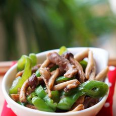 茶树菇青椒炒肉的做法
