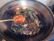 五花肉炒蕨菜的做法