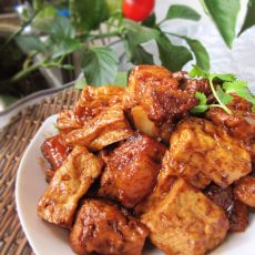 老豆腐焖五花肉的做法