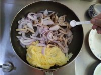 鸡蛋炒蟹味菇的做法
