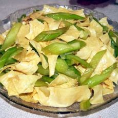 豆皮炝芹菜的做法