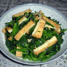 炸豆腐炒菠菜的做法