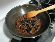 腊排骨焖干豇豆的做法