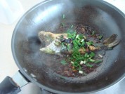 豆豉焖黄骨鱼的做法