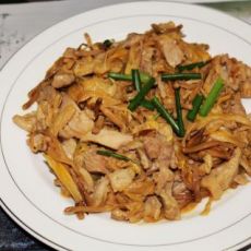 黄花菜烩鸡腿肉的做法