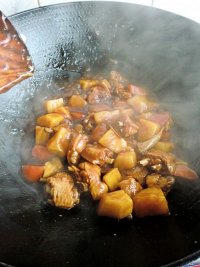 蚝油鸡翅炖土豆的做法
