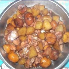 叉烧酱粟子土豆焖鸡的做法