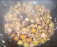 叉烧酱粟子土豆焖鸡的做法