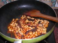 香菇焖黄豆的做法