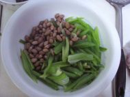 芹菜炝花生米的做法