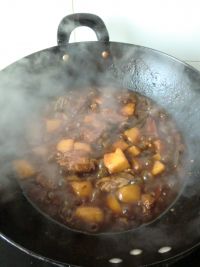 红烧排骨土豆的做法
