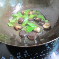 青椒香菇的做法