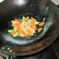黄瓜胡萝卜烧金针菇的做法