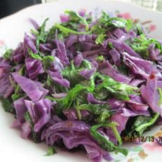 紫甘蓝炒芹菜叶的做法