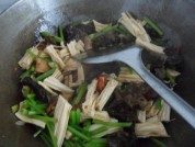 芹菜腐竹炒肉的做法