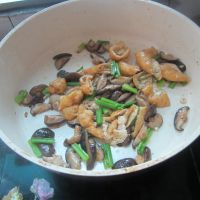 油豆腐烧香菇的做法