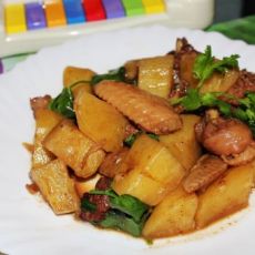 五香土豆焖鸡的做法