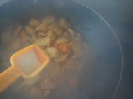 蒜香萝卜土豆烧肉的做法