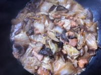 白菜松蘑炒肉的做法