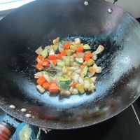 炒洋葱黄瓜胡萝卜丁的做法