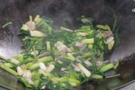 大蒜芹菜炒猪肉的做法