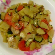 黄瓜胡萝卜炒土豆的做法