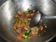 黄瓜胡萝卜炒猪头肉的做法