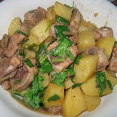 五香排骨焖土豆的做法
